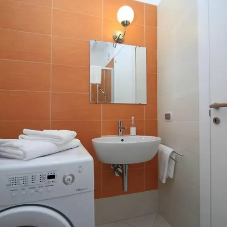 Contemporary 2 Bed With Pool And Jacuzzi דירה